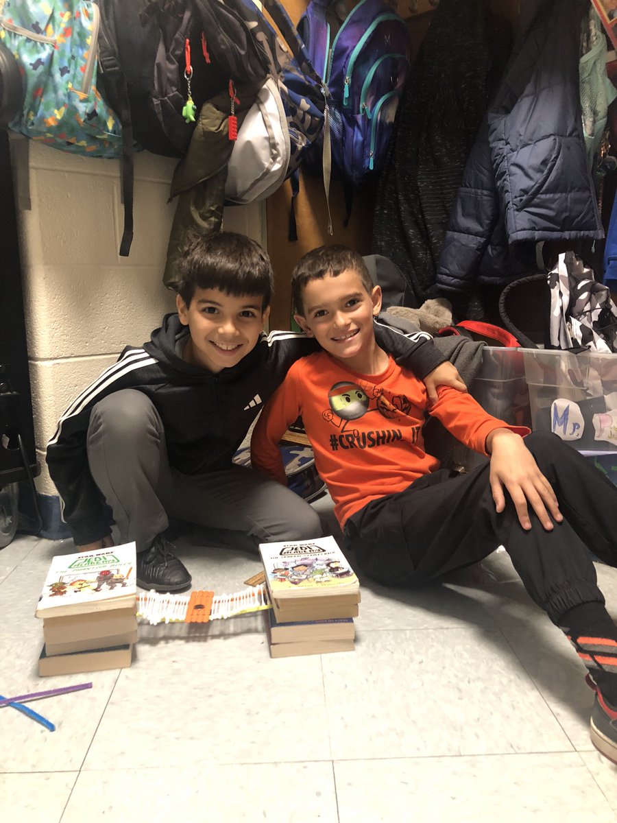 Halloween was fun! Thanks to parents for volunteering at our party! Candy skeleton hands and bone bridges 👻