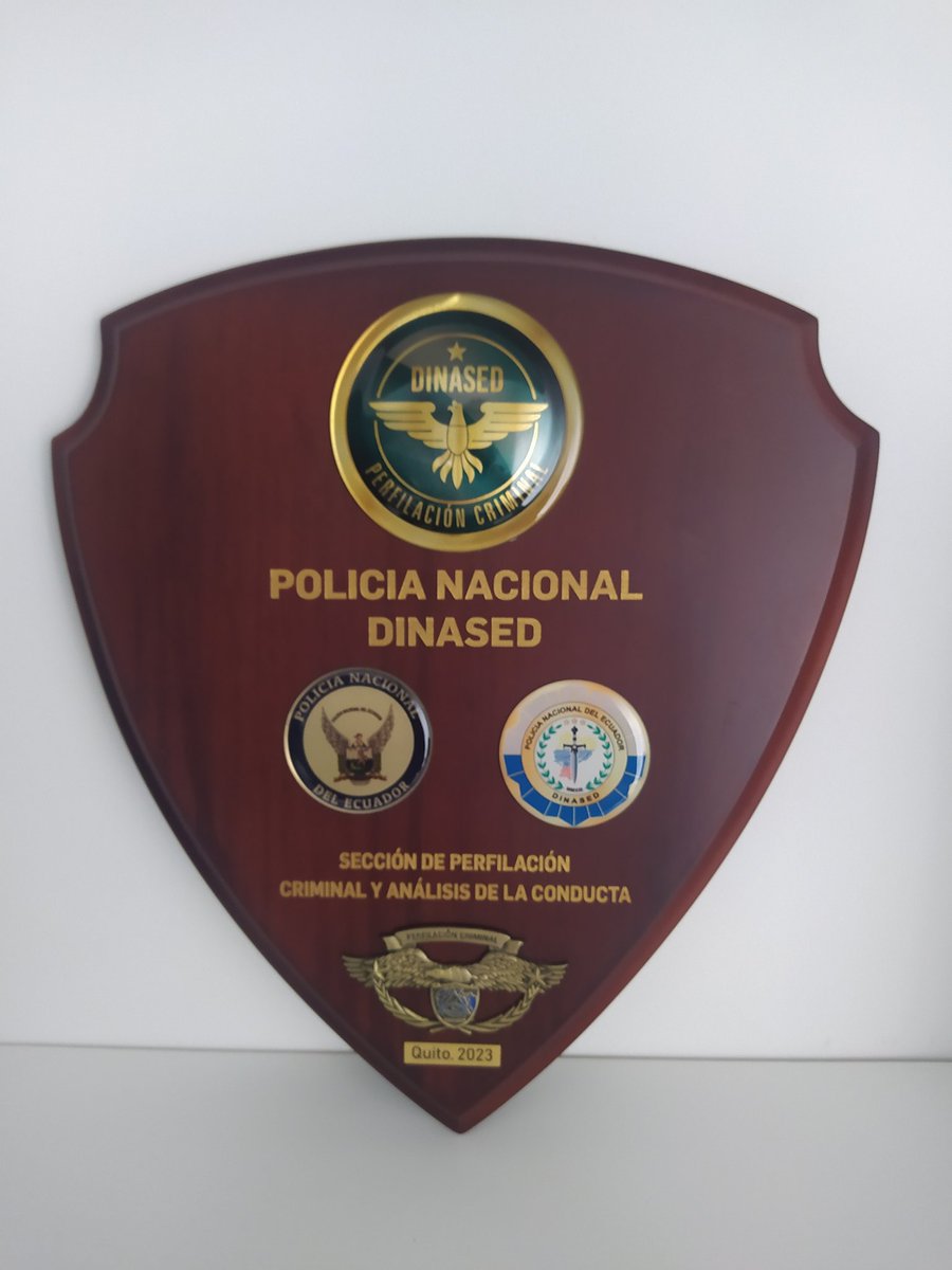 JorgeJProfiler's tweet photo. Un placer colaborar con la @PoliciaEcuador DINASED
Gracias al Capitán Puebla por el bonito regalo!!
@EvidentiaU https://t.co/M3tQsem54G