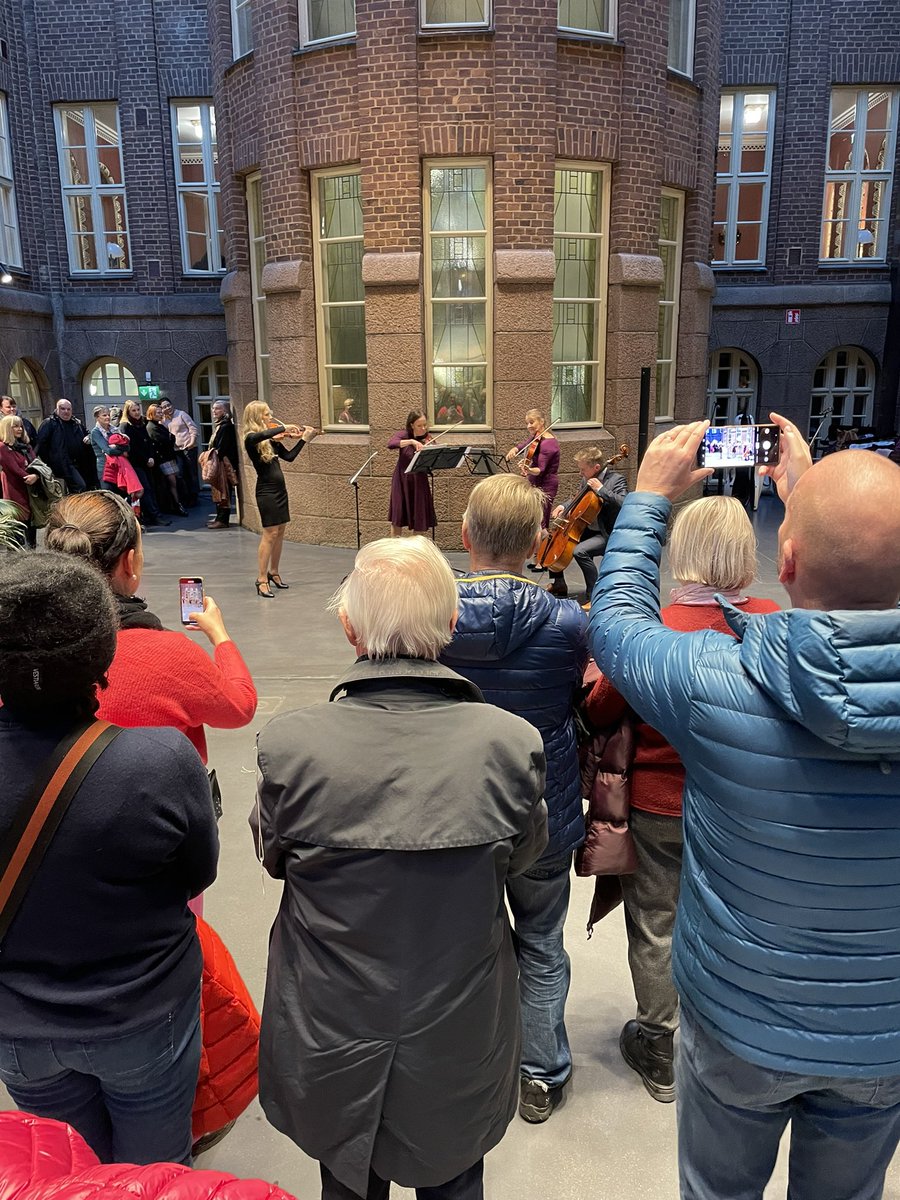 Onnea <a href="/LahdenKaupunki/">Lahden kaupunki / City of Lahti</a> 118 vuotta ja kiitos mahtavasta iltapäiväkahviaikaan järjestetystä <a href="/lahtisymphony/">Lahti Symphony Orchestra - Sinfonia Lahti</a> kvartetin keikasta. Juhlat vetää väkeä, jono remontin jälkeen avatun kaupungintalon vierustalla kiersi pitkälle, kun me jatkoimme matkaa.