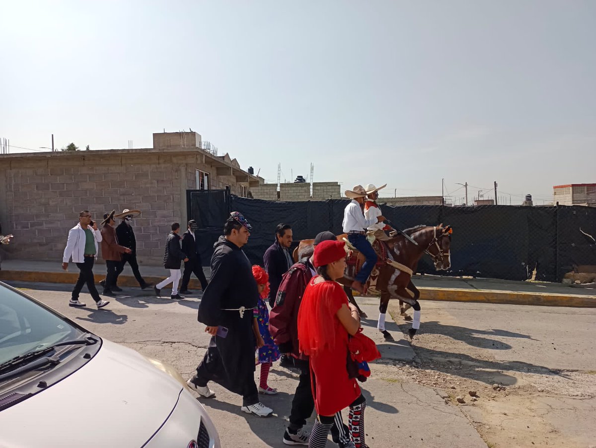 Escuela158's tweet photo. Amena caminata por el pueblo de Coatepec repartiendo alegría https://t.co/G9Onw0JPii