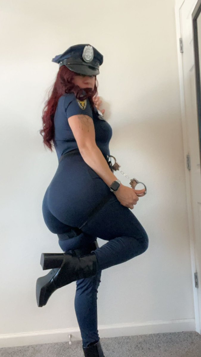 Lovelyess69's tweet photo. 👮‍♀️🚔 #Halloween2023 https://t.co/2THKiSn3mQ
