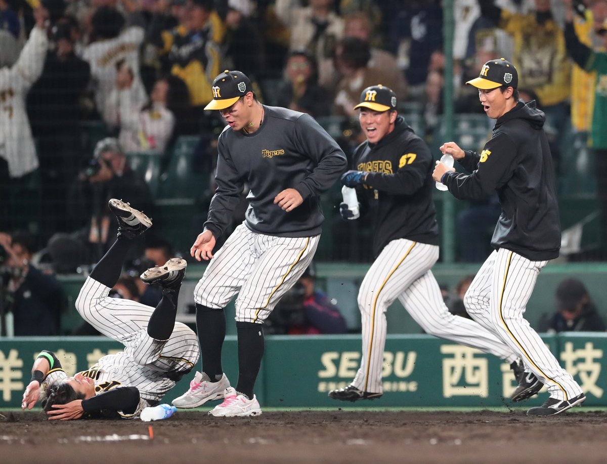 盛大に転んでしまった #植田海 選手。#佐藤輝明 選手に心配されてい