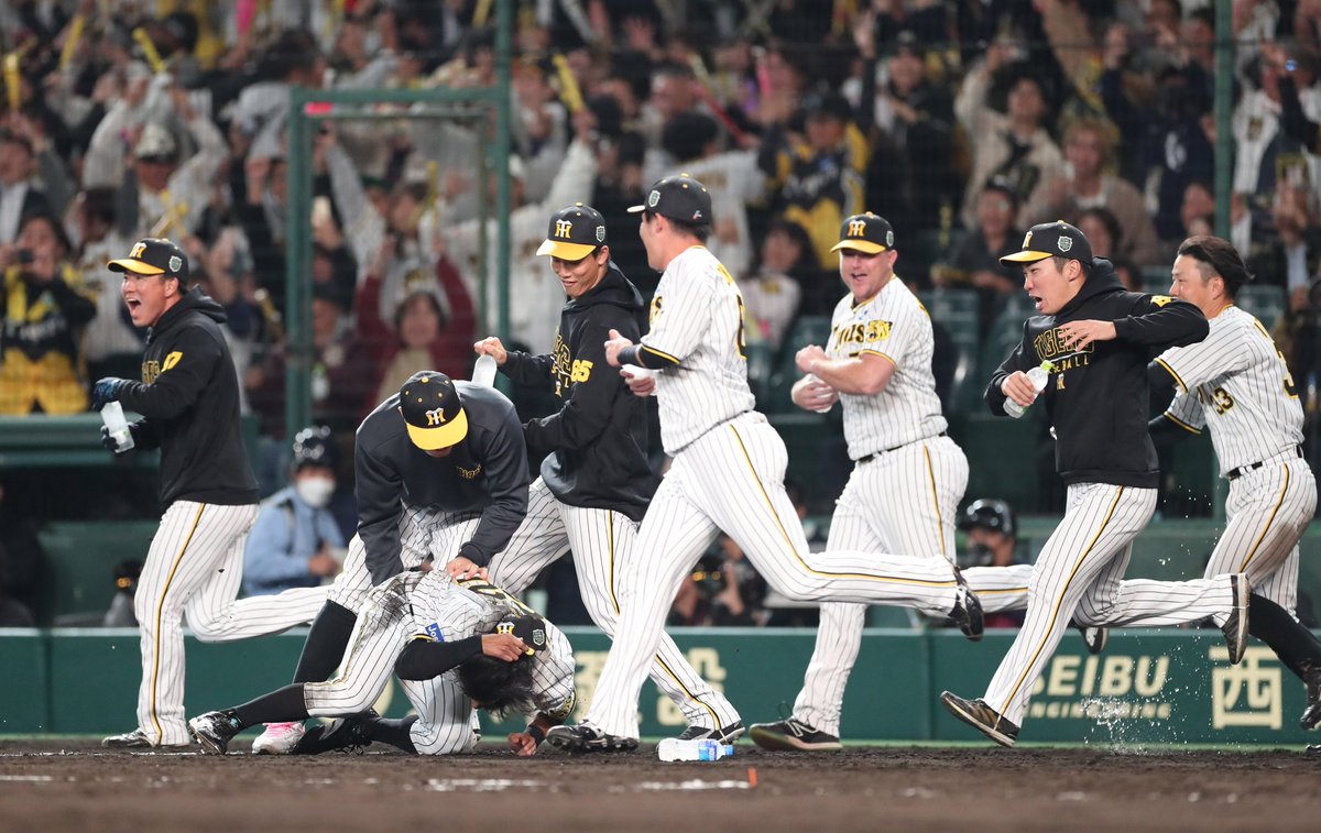Sponichi_Tphoto's tweet photo. 盛大に転んでしまった #植田海 選手。#佐藤輝明 選手に心配されていました。 https://t.co/nMjMFuUn05