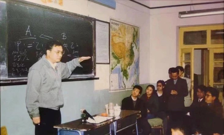 Moduvito's tweet image. 纯真而不欠闻达，善良而不失坚强，把生命高举在尘俗之上，又融化于社会之中，这应当是我们这一代人的共同追求。

 --- 李克强

» 财经十一人

.