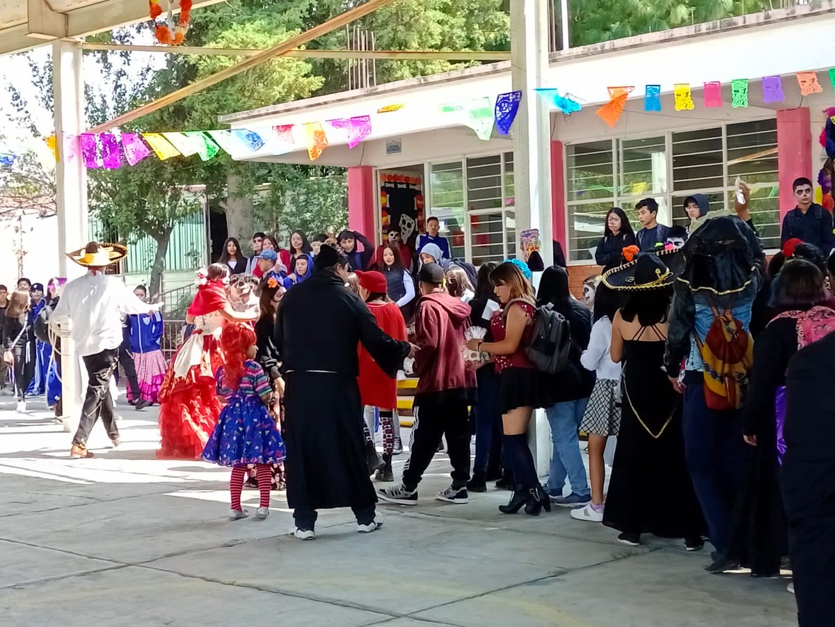 Escuela158's tweet photo. Compartiendo con las escuelas secundarias de al rededor de Coatepec hermosa experiencia para los jóvenes https://t.co/YSnlodL6OF