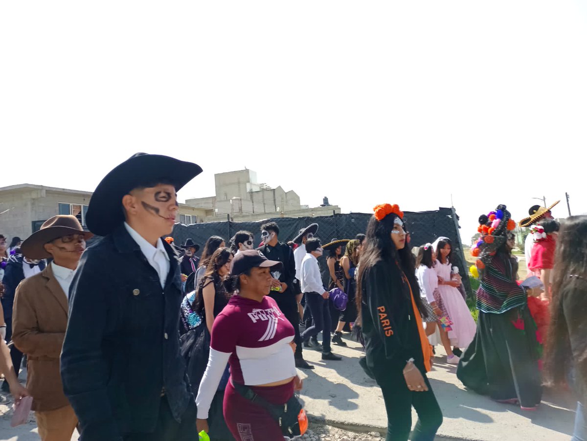 Escuela158's tweet photo. Compartiendo con las escuelas secundarias de al rededor de Coatepec hermosa experiencia para los jóvenes https://t.co/YSnlodL6OF