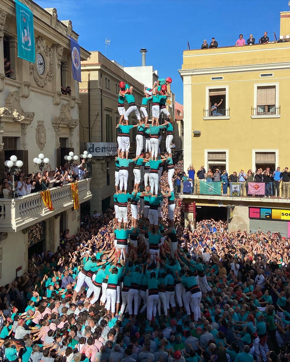 Verds's tweet image. HEM CARREGAT L’INÈDIT 9de9f!!! Tornem a fer història per Tots Sants!  Som-hi, colla!!! 💚

#castellers #castells #mésverdsquemai #75verds