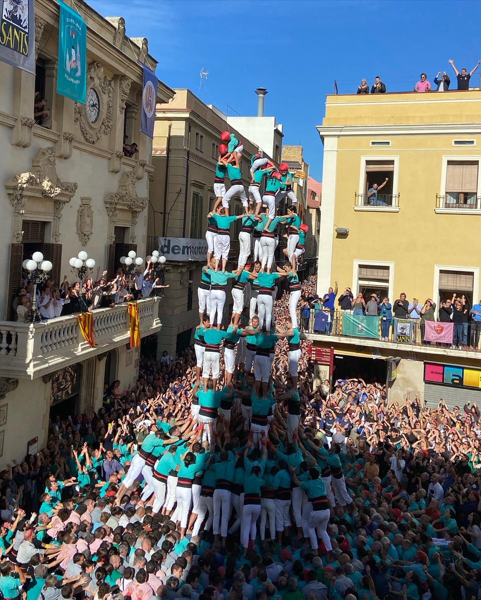 Verds's tweet image. HEM CARREGAT L’INÈDIT 9de9f!!! Tornem a fer història per Tots Sants!  Som-hi, colla!!! 💚

#castellers #castells #mésverdsquemai #75verds