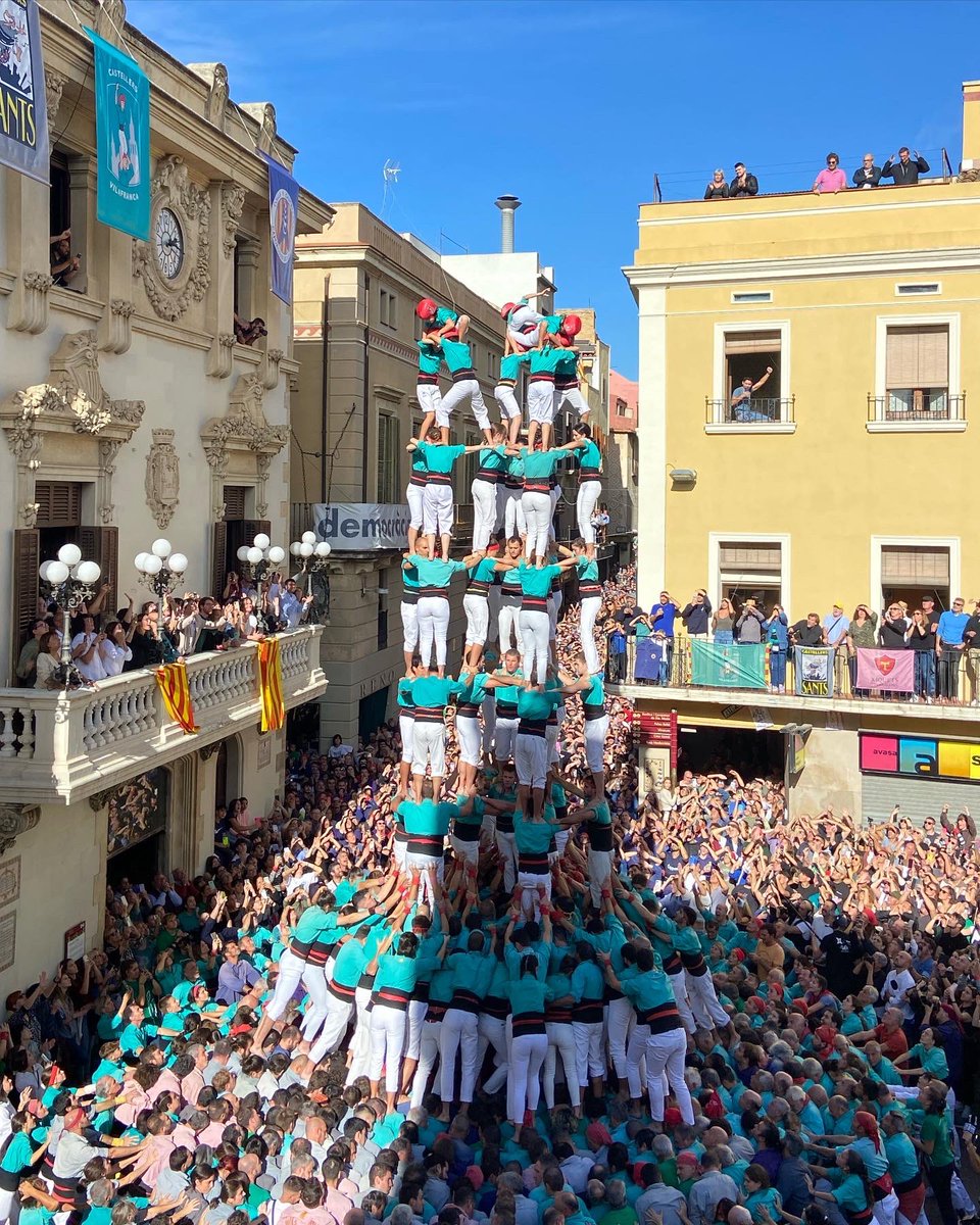 Verds's tweet image. HEM CARREGAT L’INÈDIT 9de9f!!! Tornem a fer història per Tots Sants!  Som-hi, colla!!! 💚

#castellers #castells #mésverdsquemai #75verds