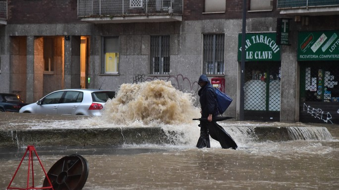Il Seveso manda sott'acqua Milano, il Mose salva Venezia dall'acqua alta. Come funzionano i sistemi di contenimento e quanto le barriere mobili in laguna hanno cambiato la vita ai veneziani. I dinosauri estini per le polveri causate dal meteorite. TGR Leonardo, 14.50 RAITRE