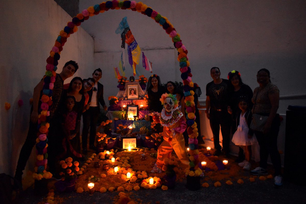 En un ambiente de convivencia, armonía y con el propósito de preservar las tradiciones mexicanas, la titular de la Secretaría de la Contraloría Mtra. América Jiménez Molina y su equipo de trabajo llevaron a cabo un concurso de ofrendas al interior de la dependencia.