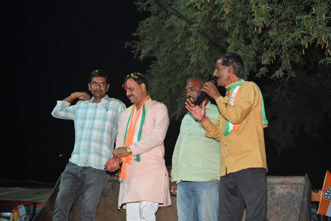 KADIRAHMADKHAN's tweet photo. #धन्यवाद #मावता के मेरे सभी परिवारजनों का, #जनसम्पर्क के दौरान आपके द्वारा जो सम्मान एवं आशीर्वाद मुझे मिल रहा हैं, मैं वचन देता हूं आप सभी की सेवा में कभी कोई कसर नहीं छोडूंगा।
.
आपके अद्भुत स्नेह और आशीष के लिए #आभार #धन्यवाद
.
#jaora_vidhansabha222
@incvirendrasing
@INCMP https://t.co/NMFLk0BucG