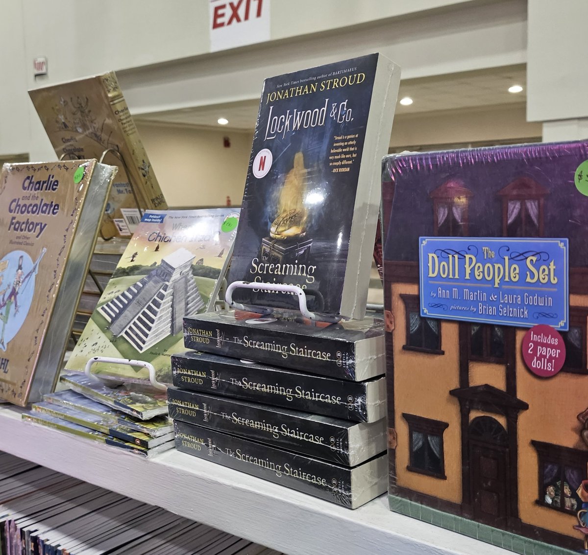 totalclustrcase's tweet photo. I found Lockwood &amp; Co at my local book fair !! 👻✨️

#SaveLockwoodandCo 
#LockwoodxNaNoWriMo 
The Black Winter https://t.co/gypkNjkyCM