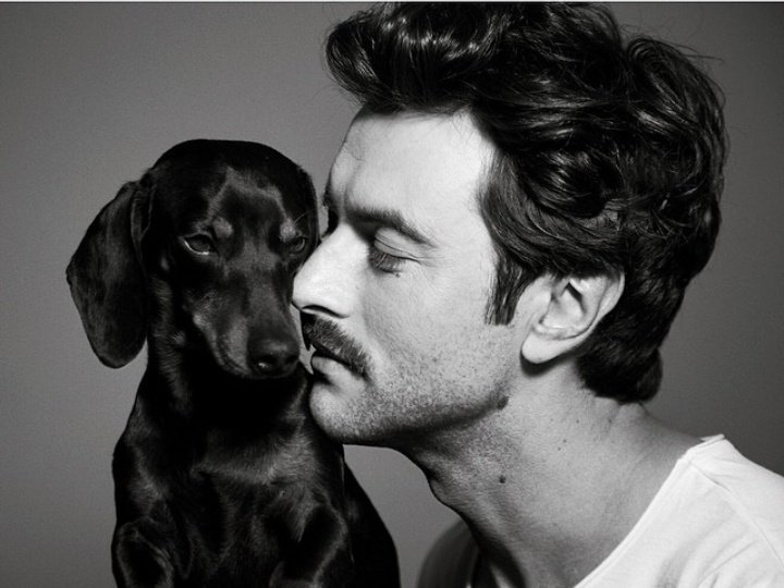 SabrinaPais's tweet image. Amo essas séries que tem uns personagens feios ou esquisitos e quando a gente vê foto da pessoa sem caracterização, a pessoa é BRUTALMENTE MARAVILHOSA.
Sim, tô completamente rendida pela #VelvetCollection e aceito sugestões de séries parecidas ou com gente desse elenco. ❤️