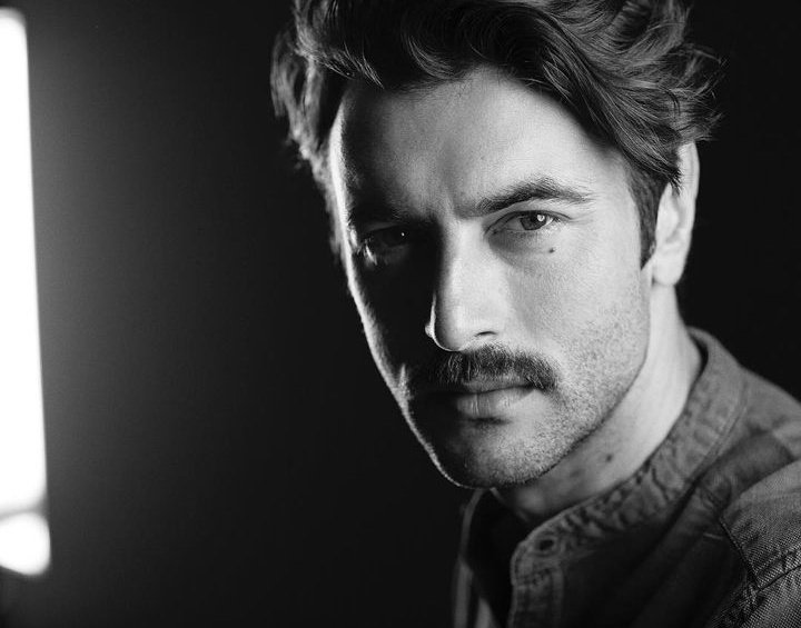 SabrinaPais's tweet image. Amo essas séries que tem uns personagens feios ou esquisitos e quando a gente vê foto da pessoa sem caracterização, a pessoa é BRUTALMENTE MARAVILHOSA.
Sim, tô completamente rendida pela #VelvetCollection e aceito sugestões de séries parecidas ou com gente desse elenco. ❤️