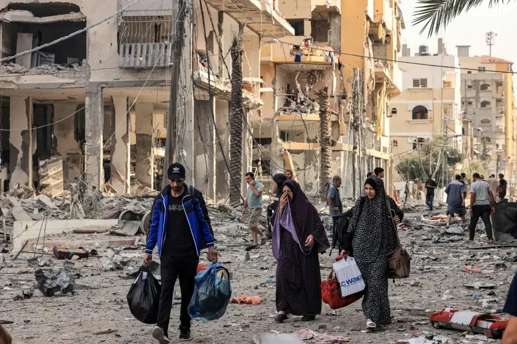 odirfontoura's tweet photo. Jesus nasceu em Belém, hj ainda território palestino. Maria e José  tiveram que fugir com ele pro Egito.
Essa semana, 2023, homens, mulheres e crianças palestinas de Gaza também estão tendo que fugir pro Egito. 
Muitos cristãos veem Cristo em muitos lugares. Nunca no mundo real. https://t.co/jNnnBaACOa
