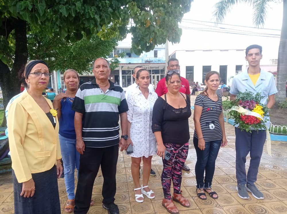 jlpd2018's tweet photo. 📆Como parte de las actividades en saludo🫡 a la Asamblea de Balance del Nucelo del PCC🇨🇺 de la Filial nuestros militantes depositaron una Ofrenda Floral a nuestro Apóstol Nacional #JoséMartí

#PalmaSoriano
#SantiagoDeCuba
#SomosFEU
#UnidosXCuba https://t.co/BcYL7A4C9N