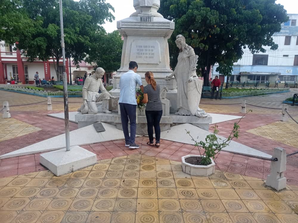 jlpd2018's tweet photo. 📆Como parte de las actividades en saludo🫡 a la Asamblea de Balance del Nucelo del PCC🇨🇺 de la Filial nuestros militantes depositaron una Ofrenda Floral a nuestro Apóstol Nacional #JoséMartí

#PalmaSoriano
#SantiagoDeCuba
#SomosFEU
#UnidosXCuba https://t.co/BcYL7A4C9N