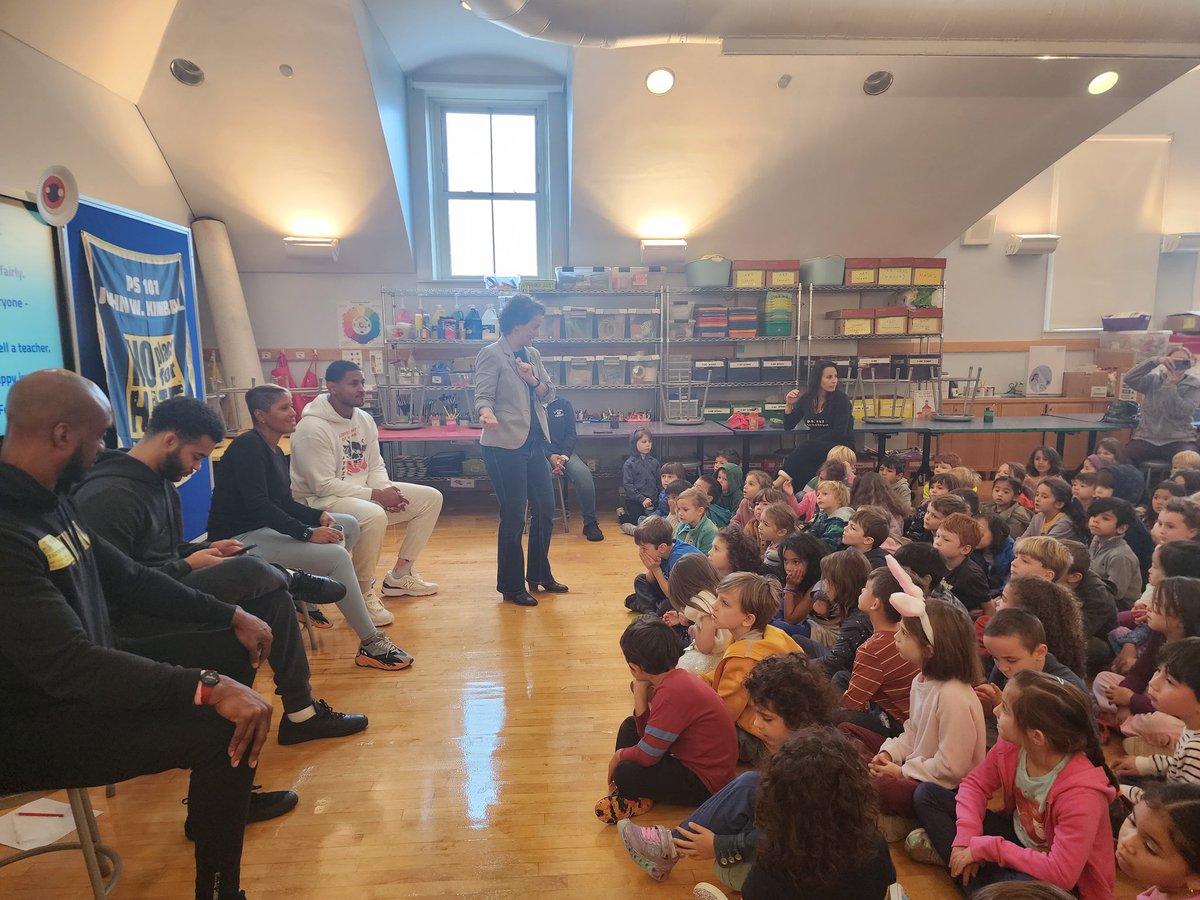 GrilesOmar's tweet photo. Building community and partnerships at PS 107. Great to see students engaged and having fun during DEI Student Workshop Initiative! Special thanks to Principal Cohen, AP Fernandez and StayfitCulture for their support! #NO PLACE FOR HATE #District 15 https://t.co/WbLEM5Euw9