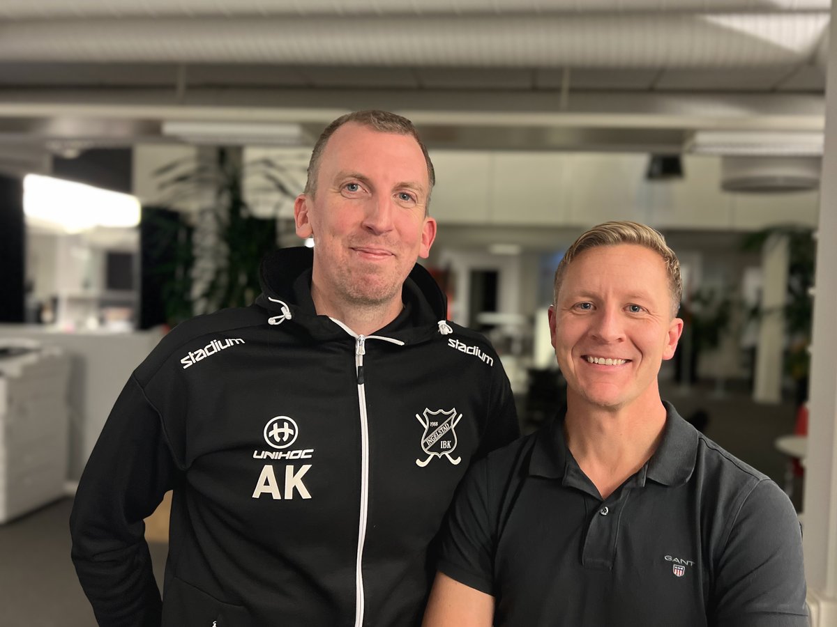 Anders Karlsson, Ingelstad, och Ola Karlsson, Väckelsång, bjuder på oförglömliga historier i podden: tränaren som tog av sig tröjan och började veva, det omtalade röda kortet, den nedsläckta matchen i Vinberg, succén i Gränna – och Youtubefilmen vi minns.
smp.se/sport/rivalmot…