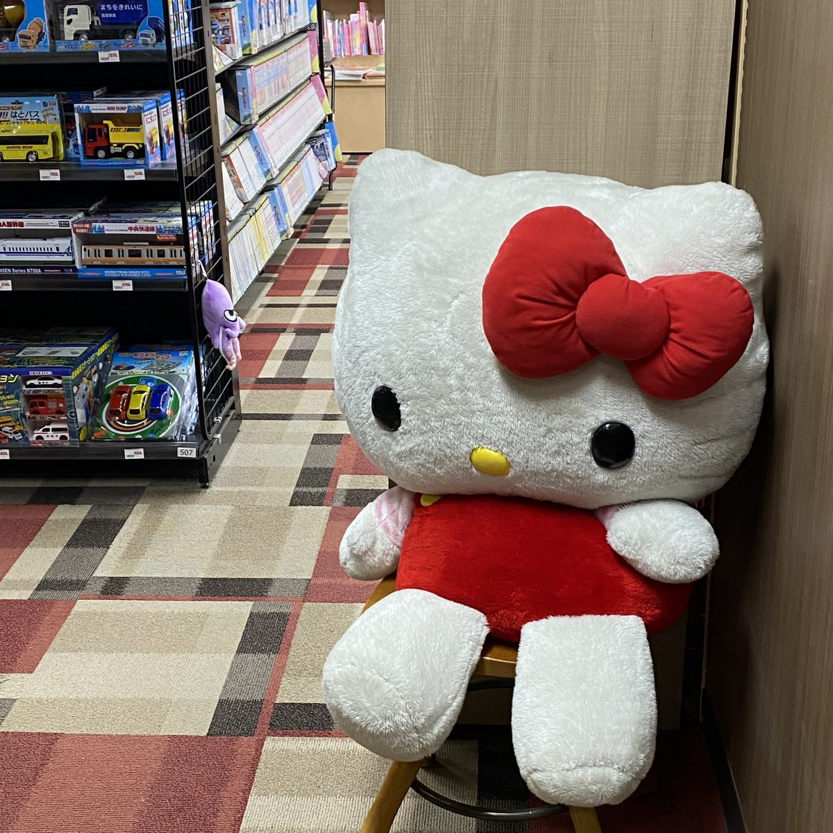 daigokogyo's tweet photo. 11月1日は #キティちゃん こと #キティ・ホワイト の誕生日！ おめでとう♪ 双子の妹と元気に盛り上がっているかと思いきや、こちらの #キティ はグッタリお疲れみたい（笑）。 https://t.co/ejQQ0dVfBW