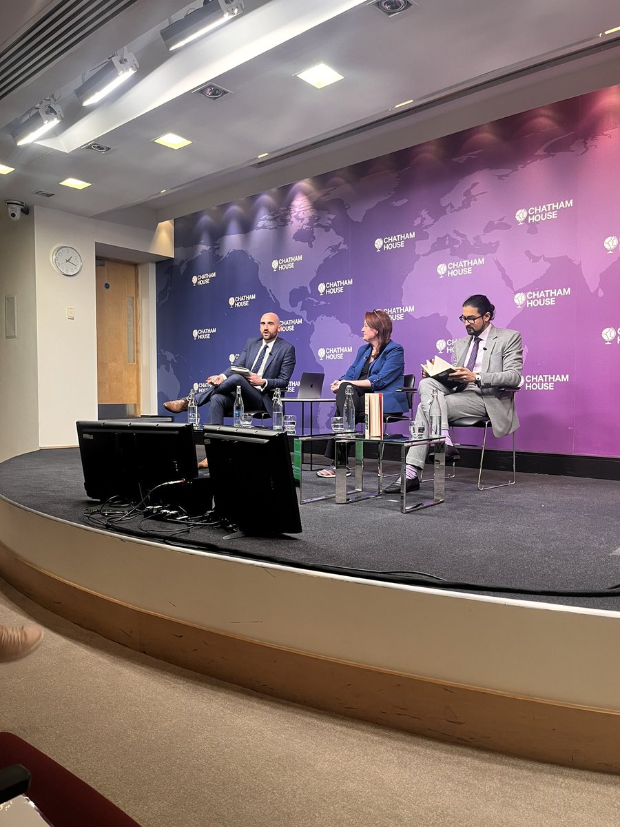 CH_Events's tweet photo. ‘Humans believe anecdotes over evidence.’
Our current climate counter narratives are not enough. This is why we need to flip the script on climate change, argues @GreenSolitaire (@futerra).
#CHClimate https://t.co/2E7o8GYIXD