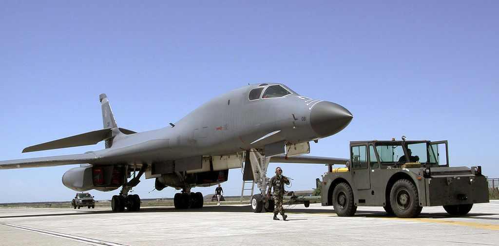 ABD'nin İncirlik'e indirdiği B-1B stratejik bombardıman uçaklarını hafife alıyoruz. Esas tehlikeyi gözden kaçırıyoruz. 

Resmi açıklamaya göre bu uçaklar, eğitim kapsamında "sıcak yakıt ikmali (hot-pit)" için üsse inip 2 saat kadar kaldılar. Bu eğitimde uçaklar motorlarını