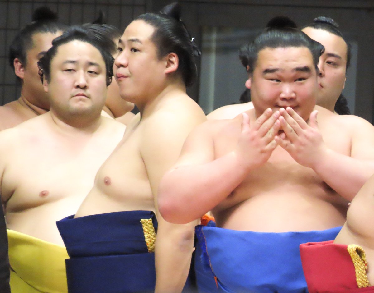 Roku_maru_6's tweet photo. 土俵入りを待つ関取衆。
#高橋 関があまりにも可愛すぎたので、ピンボケですがお届けします。
3枚目は、なかなかレアな瞬間ではないかと😆
（離れた所から撮ったので、呼出しさんの柝が写り込んでしまいました💦）
#sumo #京阪場所 https://t.co/iRPiu7WhEl