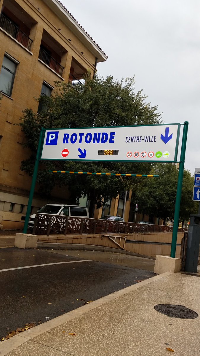 MosKou2KH1's tweet photo. @aixmaville @groupesemepa je vois que vous avez pris la décision de changer la signalétique du parking Rotonde. Le visuel choisi n'est pas si mal la journée, mais la nuit c'est tout à fait le contraire 😬 
Il s'est passé quoi dans la phase de design ? 
#AixEnProvence #design https://t.co/y4Q1Qc3v6w