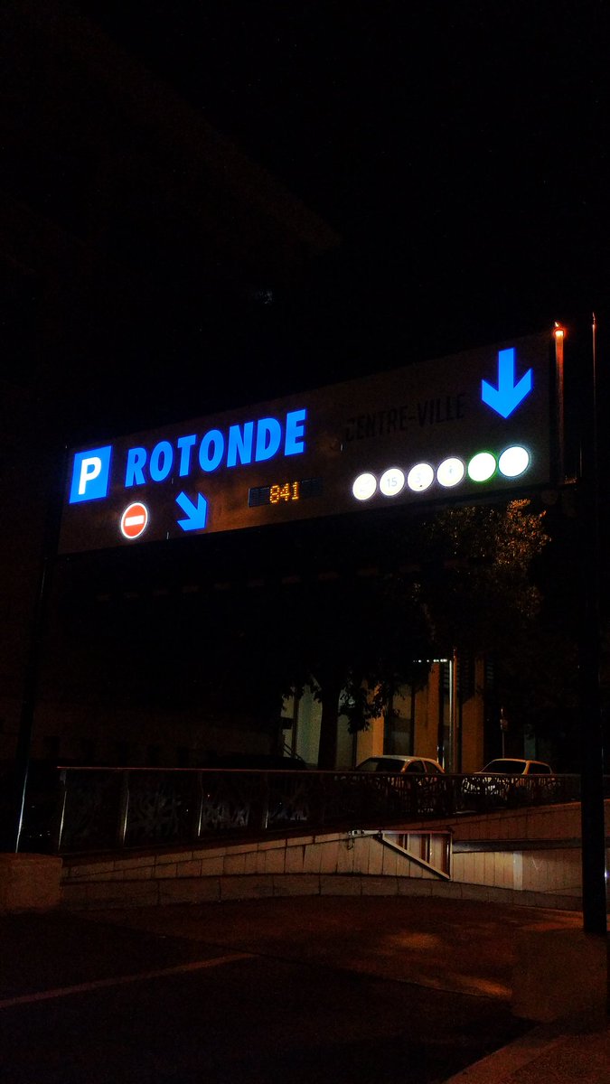 MosKou2KH1's tweet photo. @aixmaville @groupesemepa je vois que vous avez pris la décision de changer la signalétique du parking Rotonde. Le visuel choisi n'est pas si mal la journée, mais la nuit c'est tout à fait le contraire 😬 
Il s'est passé quoi dans la phase de design ? 
#AixEnProvence #design https://t.co/y4Q1Qc3v6w