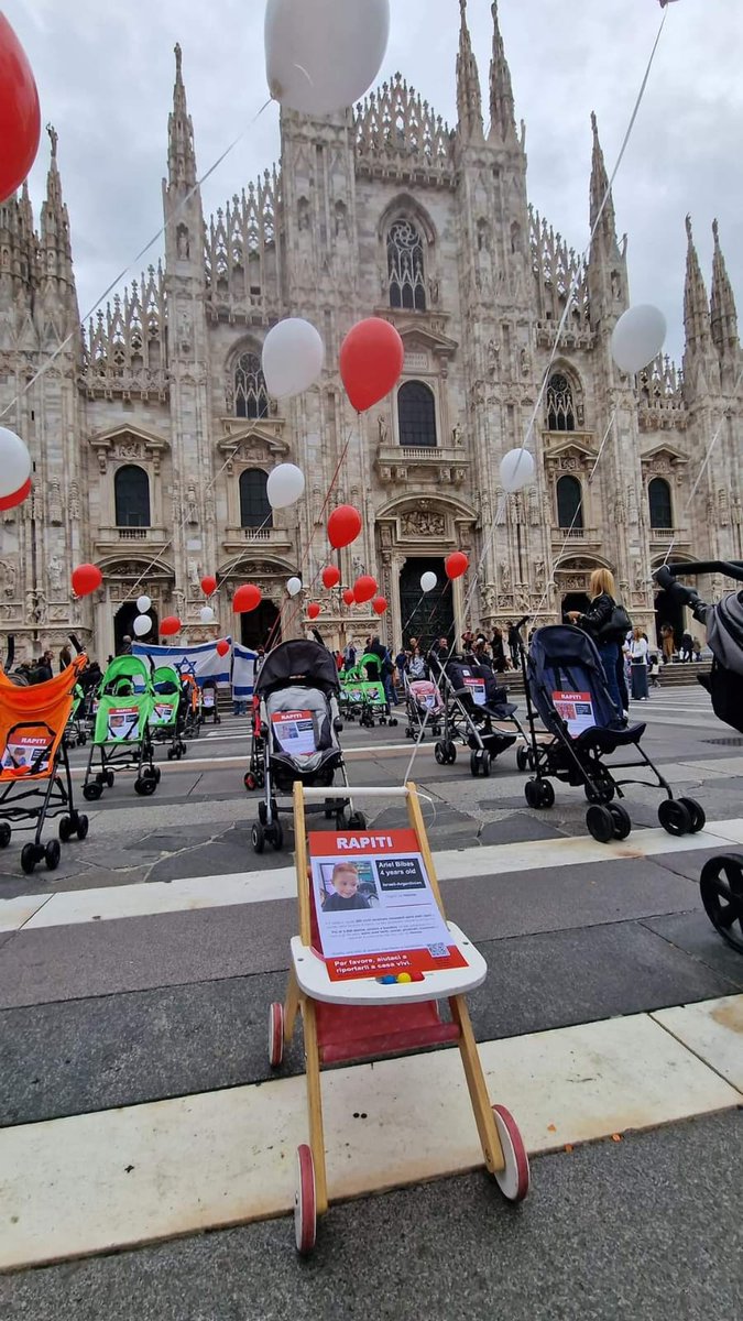 AmbAlonBar's tweet photo. Ora in piazza Duomo Milano, un gruppo di cittadini preoccupati manifestano con passeggini per ricordare i bambini rapiti da Hamas, prigionieri a Gaza. 
È commovente vedere lo schieramento per gli ostaggi.
#BringThemHome 
#BringThemHomeNow https://t.co/5ny5ftC9OB