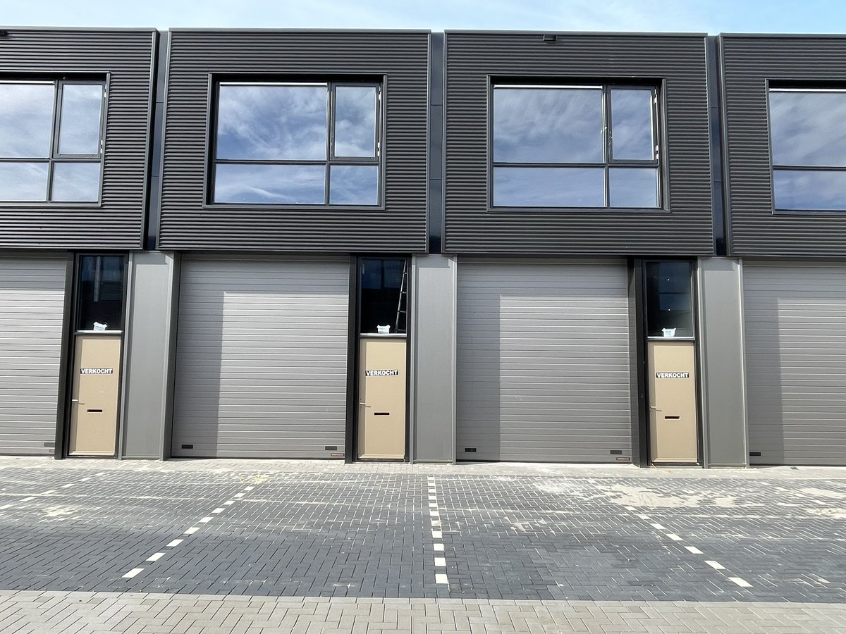 SchoonhovenBOG's tweet photo. [TE HUUR LEEUWARDEN] Twee nieuwbouw bedrijfsunits uit 2023 met een zeer modern en energievriendelijk opleveringsniveau. 

Vloeroppervlak per unit
BVO ca. 122 m², waarvan ca. 61 m² op de begane grond en ca. 61 m² op de verdieping. 

Meer weten? https://t.co/dkzN75HOxr https://t.co/VpDqqY5K4K