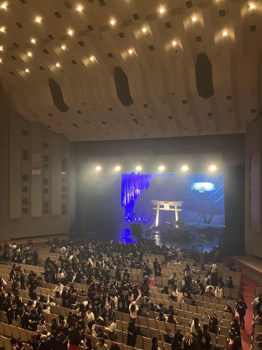 kikutani_drums's tweet photo. ⛩-真天地開闢集団-ジグザグ
全国開闢禊 -最高- ⛩
ホールツアー初日 名古屋へ! めちゃくちゃ楽しかった〜 タイトル通り最高!
ソールドアウトおめでとうございます〜 完走応援しております〜
@zigzag_kagemaru #teamrohema #rohemadrumsticks #drstrings #monstercables https://t.co/GFhCVZ7cSB