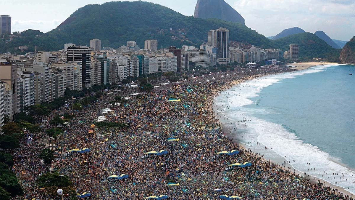la12tuittera's tweet photo. 🙌#BOCA EL MOVIMIENTO POPULAR MÁS GRANDE DEL MUNDO:

🇧🇷🇦🇷 Se esperan entre CIEN MIL y 150 MIL HINCHAS DE BOCA en Río de Janeiro para el día de la FINAL de la Copa Libertadores, según confirmó Ana Emilia Sarrabayrouse, Cónsul Argentina en la ciudad carioca.

🚌 105 micros desde #LaBombonera y el Interior.
🚘 870 autos y traffics desde el Interior.
✈️ 8.977 personas con pasajes en avión.
👥 51.103 personas solamente desde las filiales del Interior del país.

ℹ️@MonroigDiego