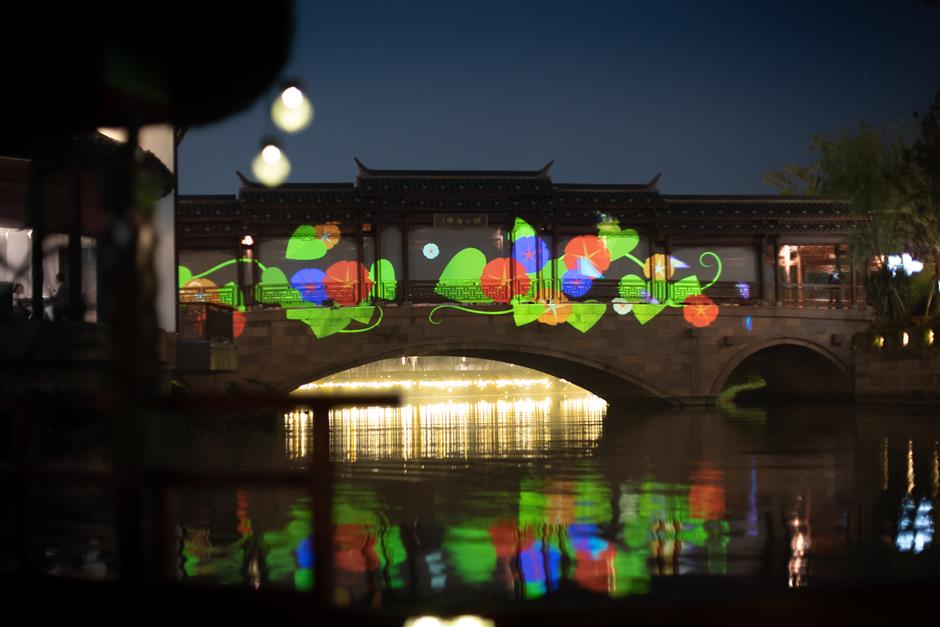 shanghaidaily's tweet photo. "#LUMIRESSHANGHAI" is returning to #PanlongTiandi.
This year, "LUMIRES SHANGHAI" is partnering with the China Shanghai International #Art Festival and the Yuz Museum to bring 10 illuminations, installations, and immersive projects. https://t.co/HrD3YwlvNy https://t.co/buorAfgAZL