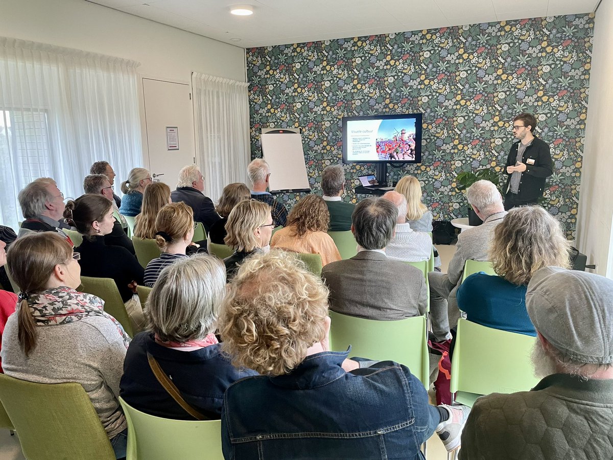 Constructing the Limes tweet media