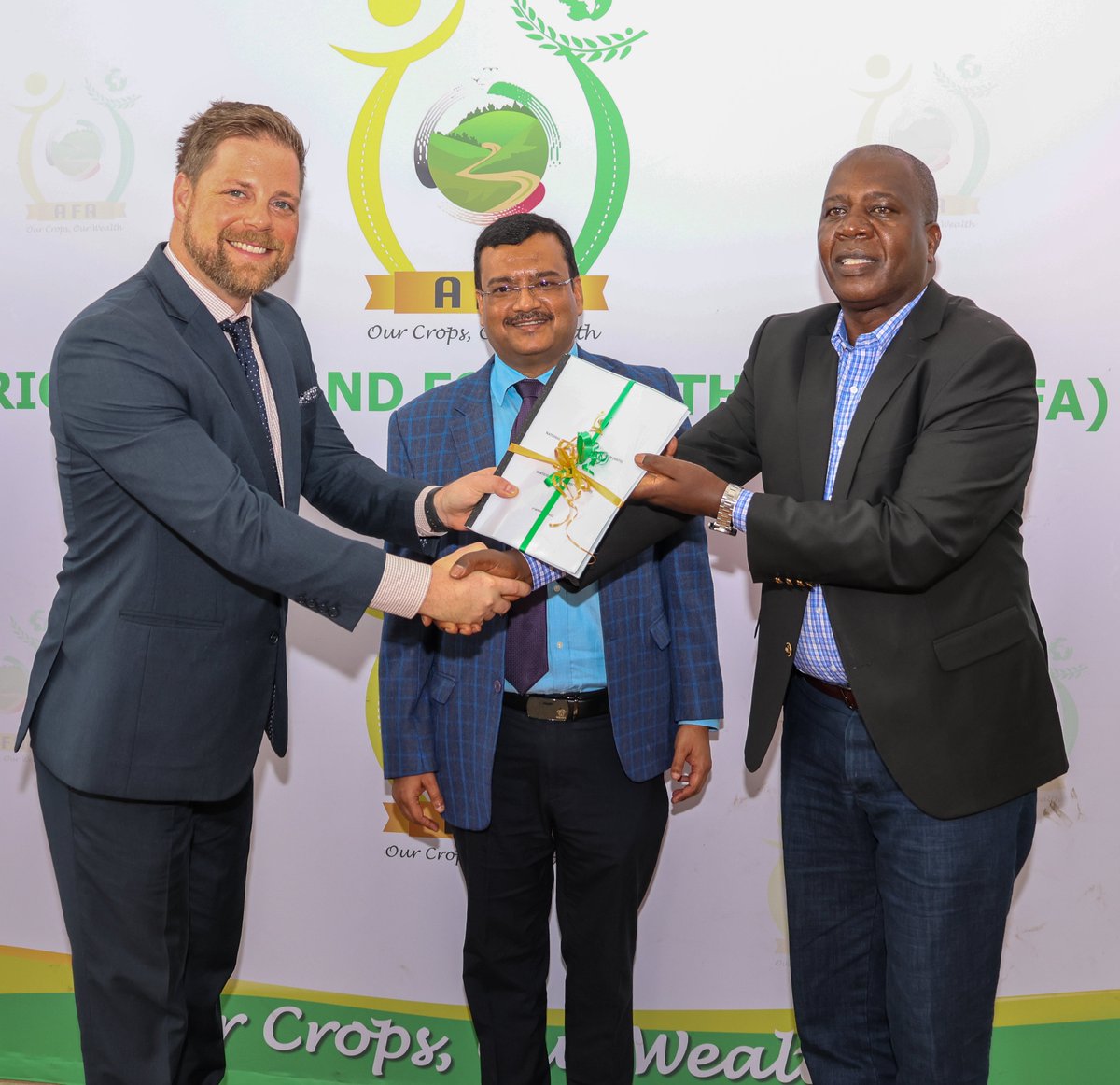 AFABoardChair's tweet photo. Today, I had the honor of presiding over the handing over of the National Horticulture Traceability System (NHTS). The NHTS will play a pivotal role in tracing horticultural produce from production to markets, thereby upholding food safety and quality standards. https://t.co/LhGwtGqGvP