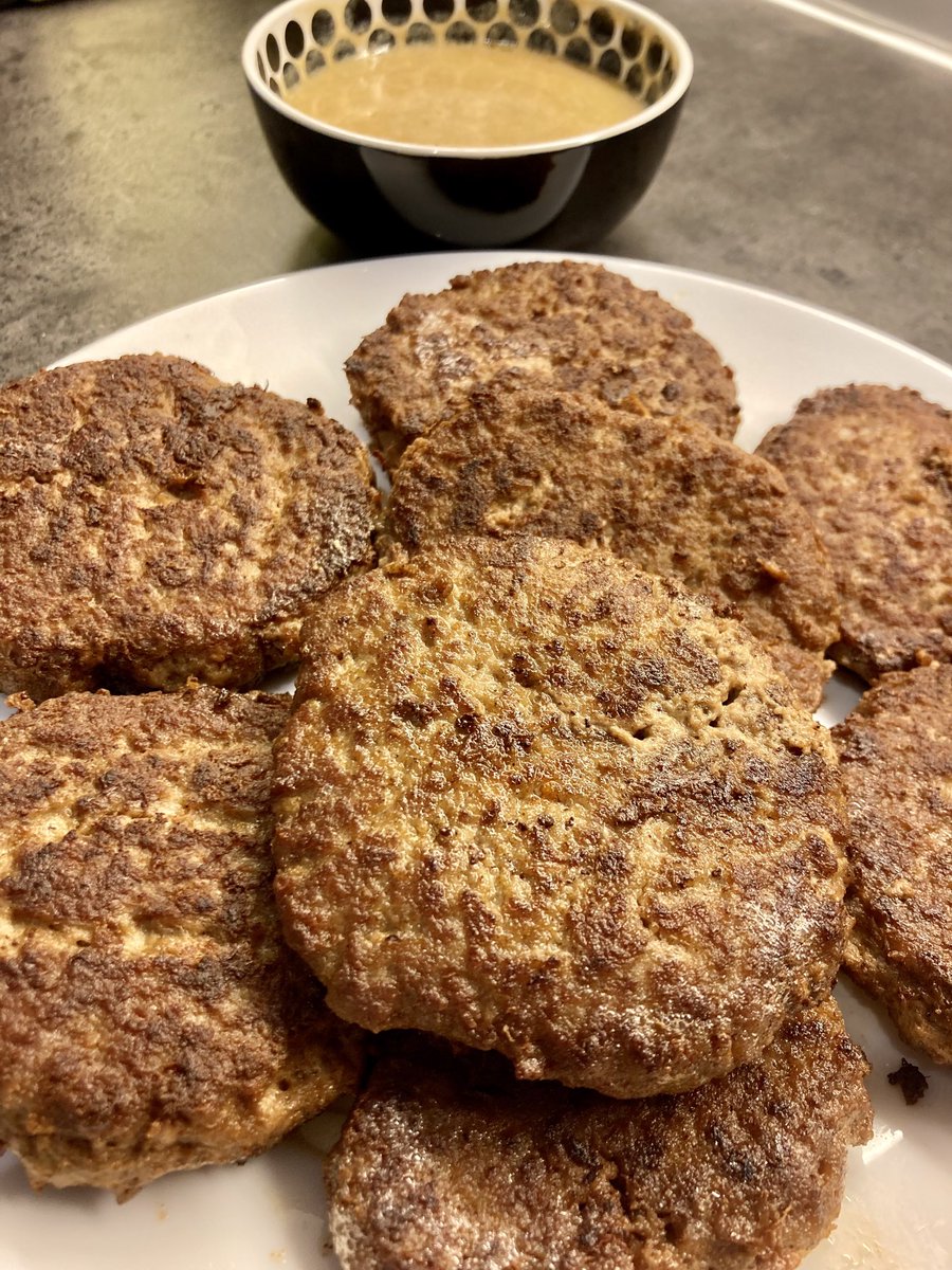 KrisBlackRose's tweet photo. @CaryKelly11inspired me to use #groundbeef and so I prepared my own steak haché today. I made the #sauce from the remaining butter, beef juice and some broth. Heavenly! #noprocessedfood https://t.co/Egg02lUJcv