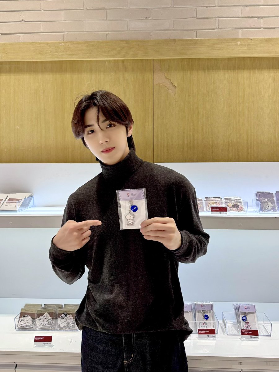 CIX_Official's tweet photo. @ 2023 C9 POP-UP STORE in 더현대 서울

#CIX #씨아이엑스 #BX #승훈 #배진영 #용희 #현석 #에버라인 #EVERLINE https://t.co/1MvdjddYhB