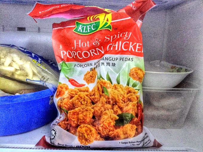 joeboyking93's tweet photo. Jangan lah bitter sangat okay.. Dah memang aku terpaling ex staff kebanyakkan fast food..

Aku belanja korang 1 produk yang sama macam ayam goreng MCD tapi version popcorn.. Senang korang nak kunyah2 sambil2 layan netflix.. Rasa ala2 paprika dan confirm seriusss sejibik ayam MCD https://t.co/L6bh9nB5Vf
