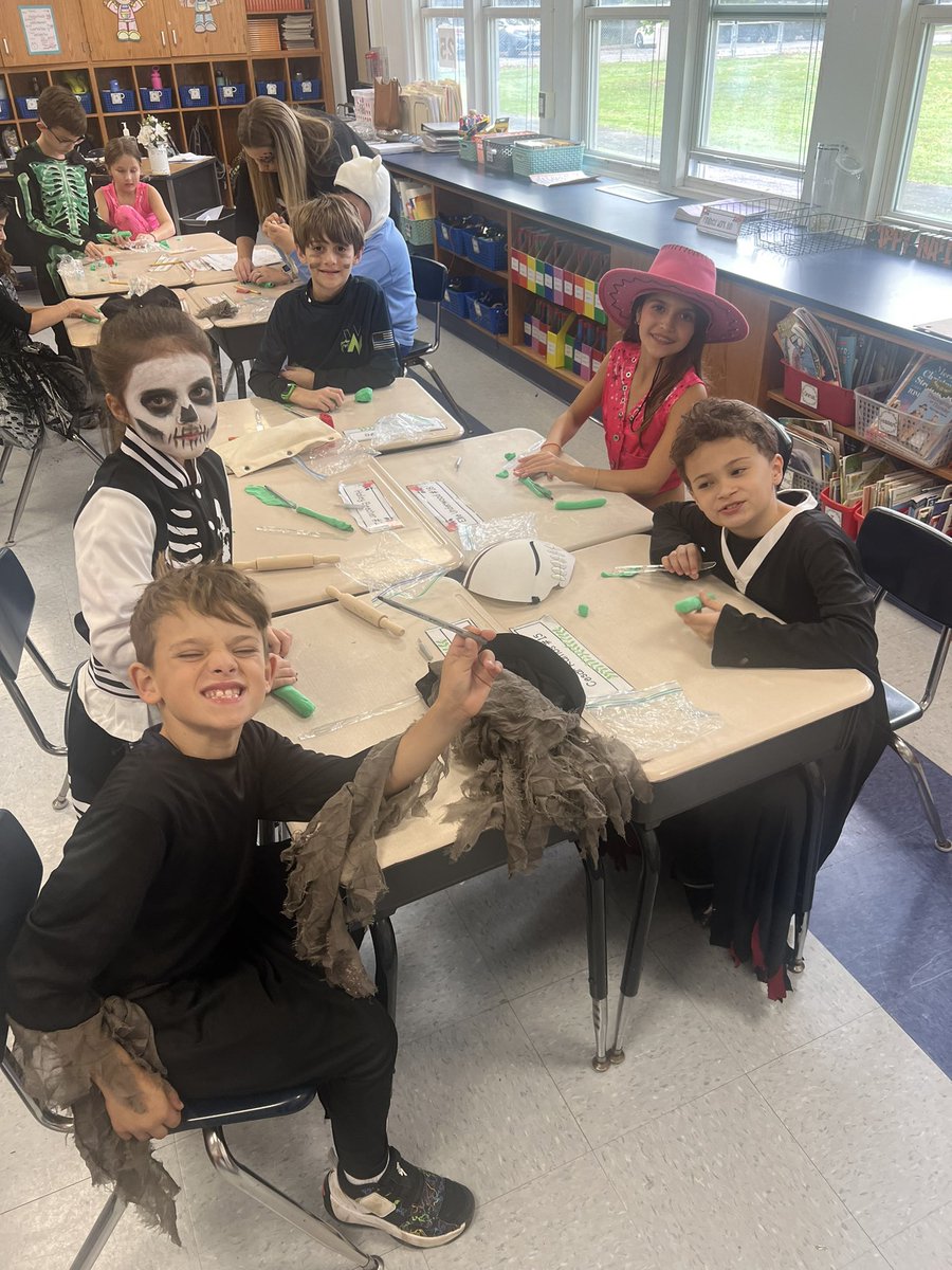 Thank you to our class moms for a wonderful Halloween celebration! 🧡🖤