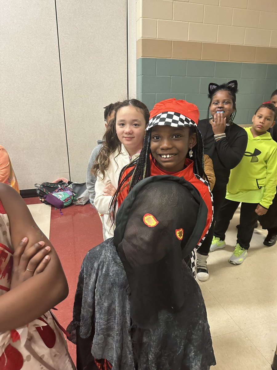 MsKSantangelo's tweet photo. @HumbleISD_LSE Storybook parade! #santangelosquad https://t.co/ub9GdswBLG