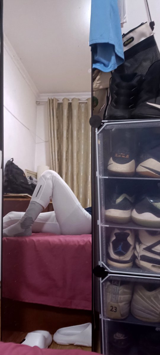 smls20000902121's tweet photo. ［今天一直在睡和禁欲］
在QQ抖音各种看，感觉差点就要打飞机了，我要禁欲，要早睡，要锻炼，今天练了臀腿，一会发完推去洗澡，然后做一下ppt，明天回学校汇报和一门开卷考试，最近特别喜欢灰色的篮球袜。 https://t.co/Dh7nHobFSn