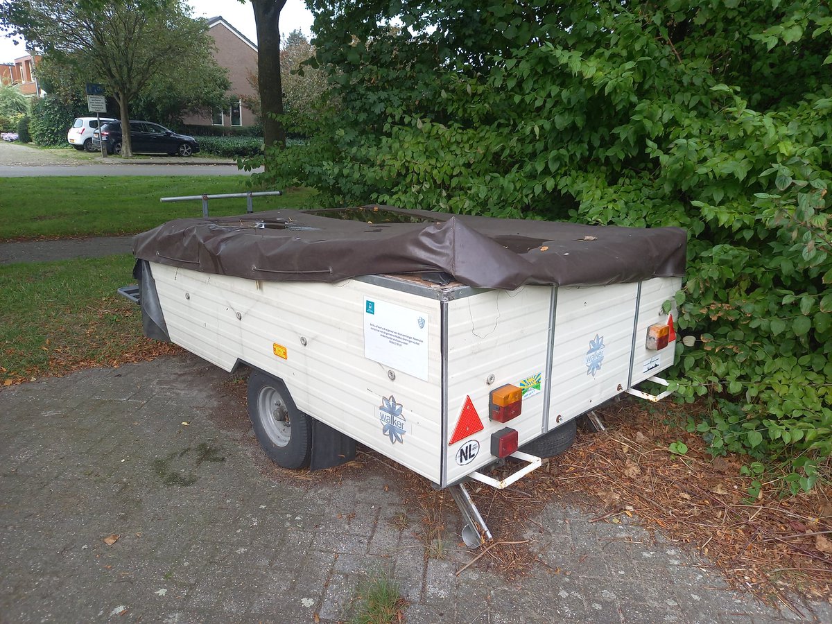 HandhavingMG's tweet photo. In Hoogezand aangetroffen vouwwagen. Kent u of bent u de eigenaar, neem dan contact op met de gemeente. Tel: 0598-373737. #Handhaving #middengroningen #hoogezand https://t.co/eRt95xIw6V