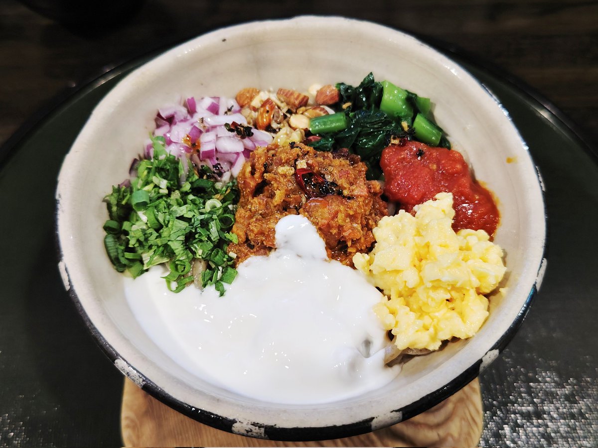yuipapa1122's tweet photo. 2023年11月1日(水)
本日仕事を終わらせこちらの夜営業へ🍜
運良く待ちなしで入店☺️
『洋のまぜそば(麺大盛)』
『バターライス(中)』を注文🥰
分家おりんべで販売される新作お披露目会🤣
全粒粉入りの太麺に洋風トッピング😍
レモンヨーグルト好み🤩
美味しくいただきました😋
#ORIBE
#ORINBE
#豊橋 https://t.co/kBVtOgv3Qr