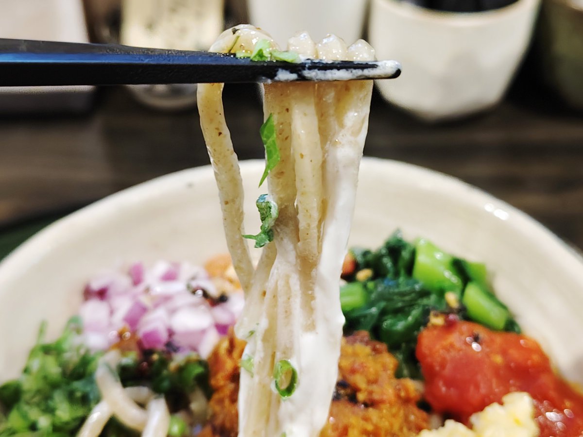 yuipapa1122's tweet photo. 2023年11月1日(水)
本日仕事を終わらせこちらの夜営業へ🍜
運良く待ちなしで入店☺️
『洋のまぜそば(麺大盛)』
『バターライス(中)』を注文🥰
分家おりんべで販売される新作お披露目会🤣
全粒粉入りの太麺に洋風トッピング😍
レモンヨーグルト好み🤩
美味しくいただきました😋
#ORIBE
#ORINBE
#豊橋 https://t.co/kBVtOgv3Qr
