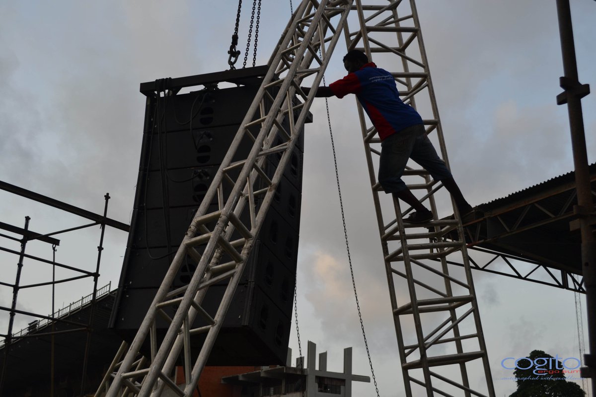 cogitoevents's tweet image. 🔊 Setting up the power! Our setup team is on a mission, gearing up for some serious audio excellence. 💥 High-powered speakers and chains, because when it comes to sound, we don't play around. 🎶🔗 #SoundSetup #AudioMasters #BehindTheScenes #liveperformance #livesound