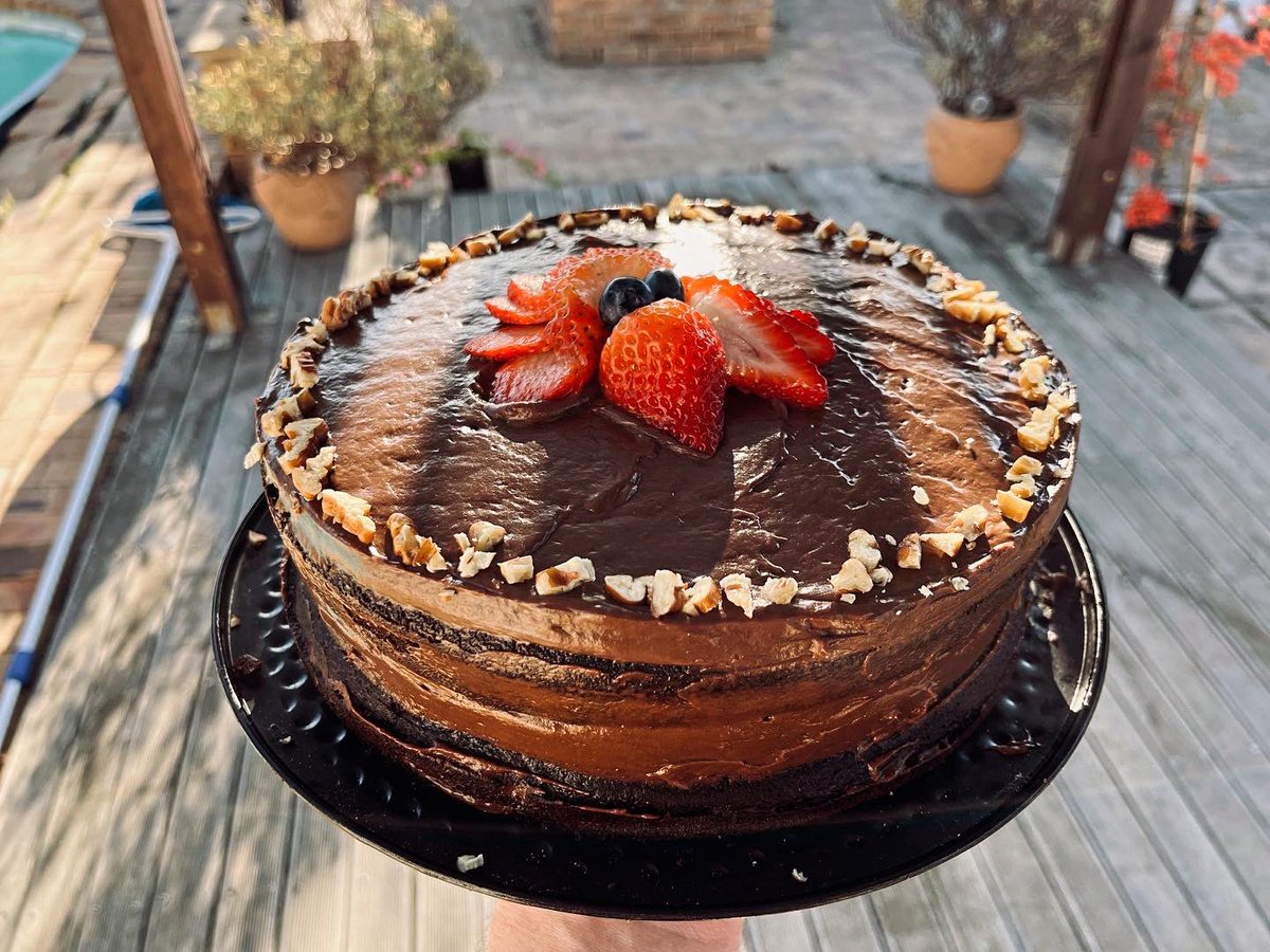 chunky_delights's tweet photo. Delicious Naked Chocolate Cake.

Moist chocolate cake with a dark chocolate crème pat frosting. With berries and pecan nuts to decorate ❤️

#chocolatecake #moistcake #chocolatelover #berries #cakes #pastrychef #baking #smallbusiness #startupbusiness https://t.co/4G1pCX4J0Z
