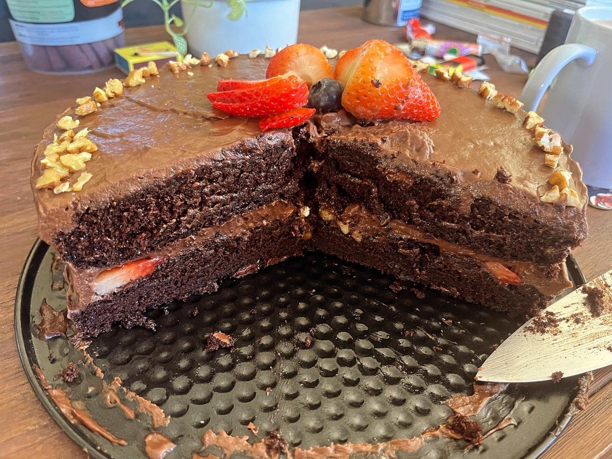 chunky_delights's tweet photo. Delicious Naked Chocolate Cake.

Moist chocolate cake with a dark chocolate crème pat frosting. With berries and pecan nuts to decorate ❤️

#chocolatecake #moistcake #chocolatelover #berries #cakes #pastrychef #baking #smallbusiness #startupbusiness https://t.co/4G1pCX4J0Z