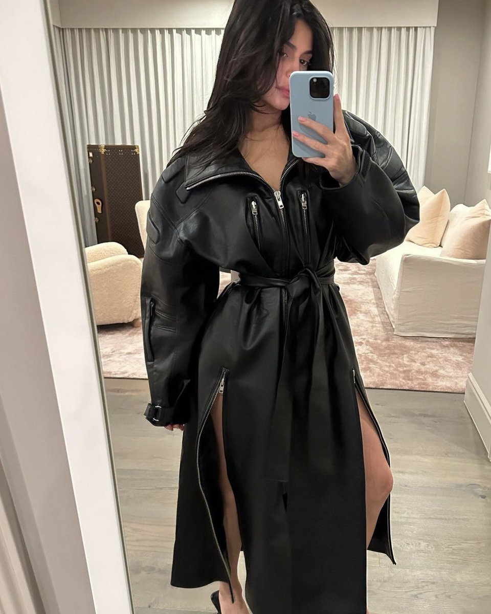KylieJenner's tweet photo. ahhhh it’s almost that time 🥹🥹🥹 Khy launches TODAY at 9am pst on https://t.co/OrxInHV4B5 !!!!!!!!!!! https://t.co/ZmxotMa01H